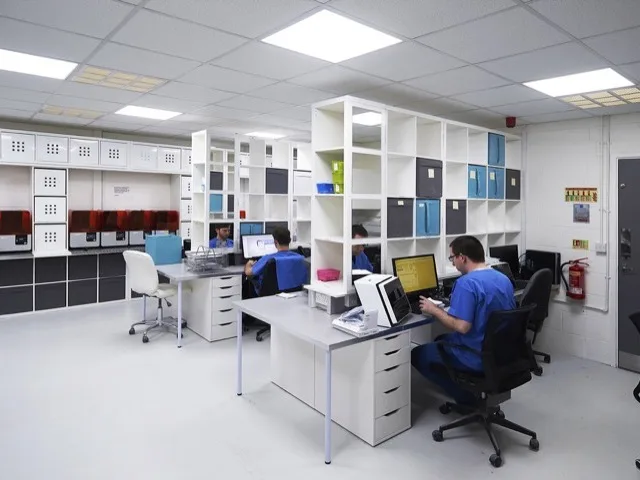 Fogászati labor digitális nyomtatófarmmal, 3D nyomtatók sorával
